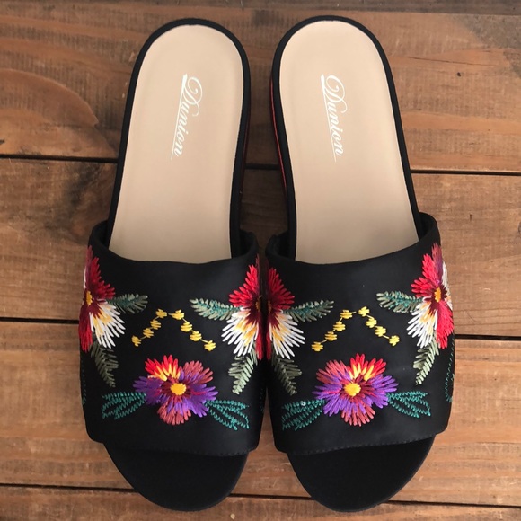 Patterned sandals - Picture 5 of 8